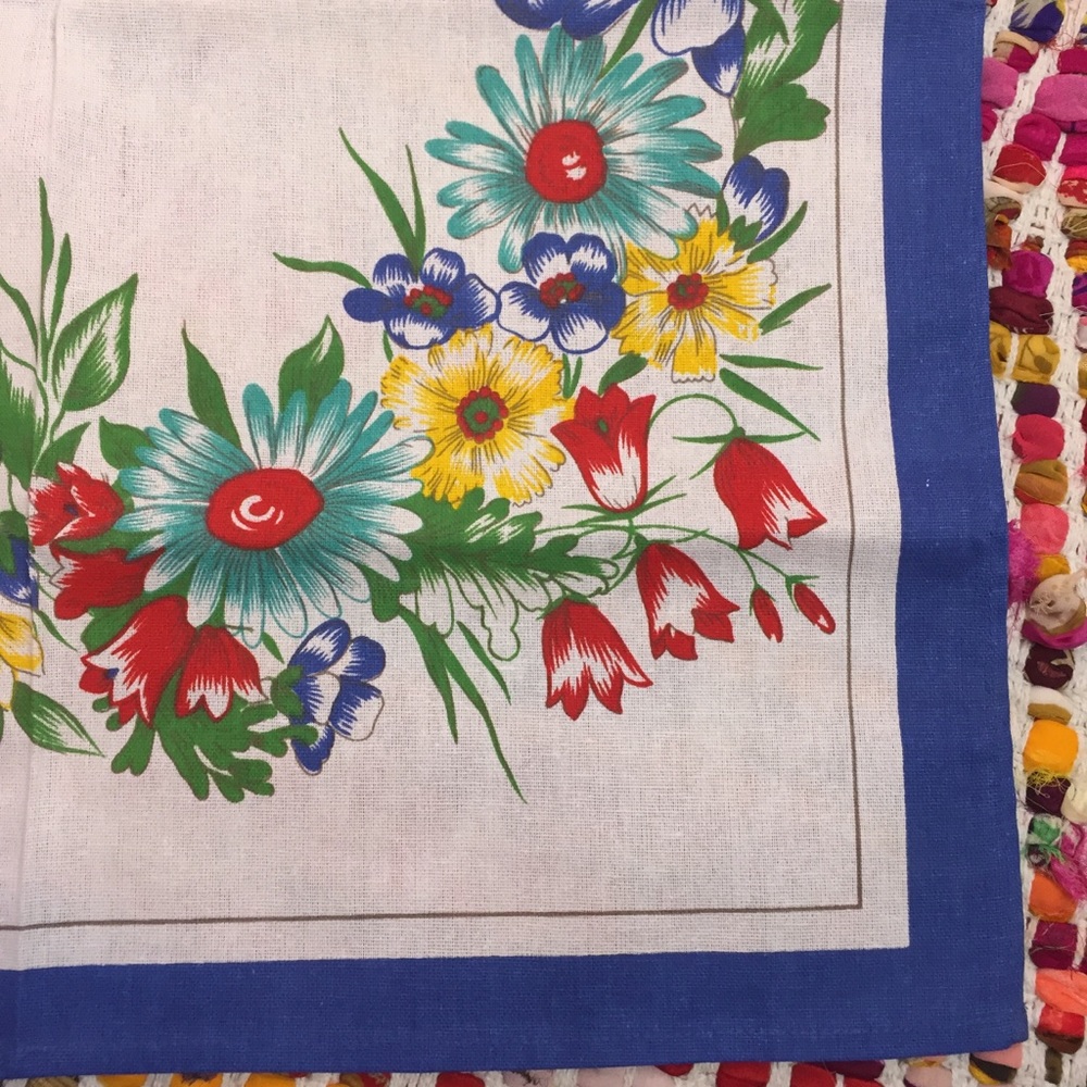 NOS Bright Floral Table Cloth - Picture 2 of 7